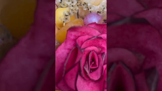 Шляпная коробка с фрипсами и шоколадными цветами