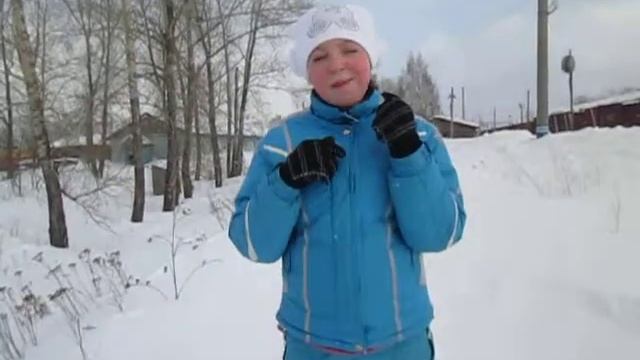 Аня ест шоколад на морозе :D