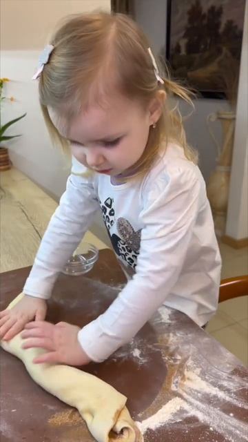 Lili's Heart Shaped Cinnamon Rolls🐌Recipe #shorts
