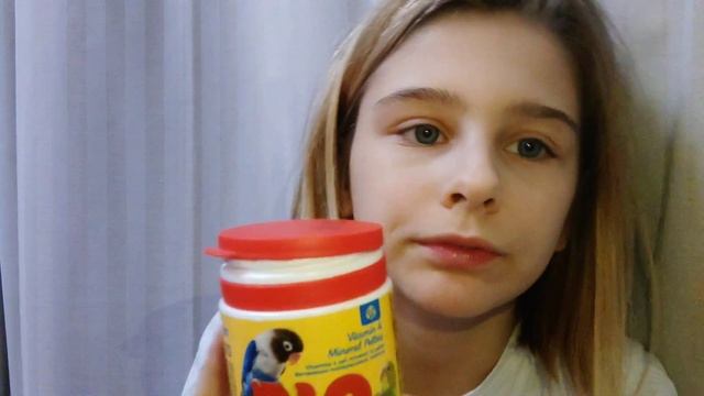 чем я кормлю попугаев. 
пожалуйста, подписчик напиши в комментах что ты со мной не знаком лично