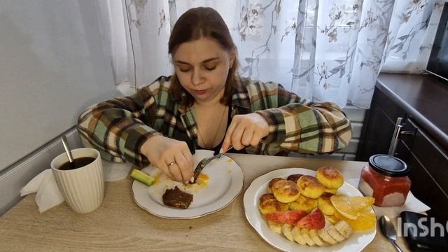 мукбанг с тетей Юлей #завтрак#сырники#яичница