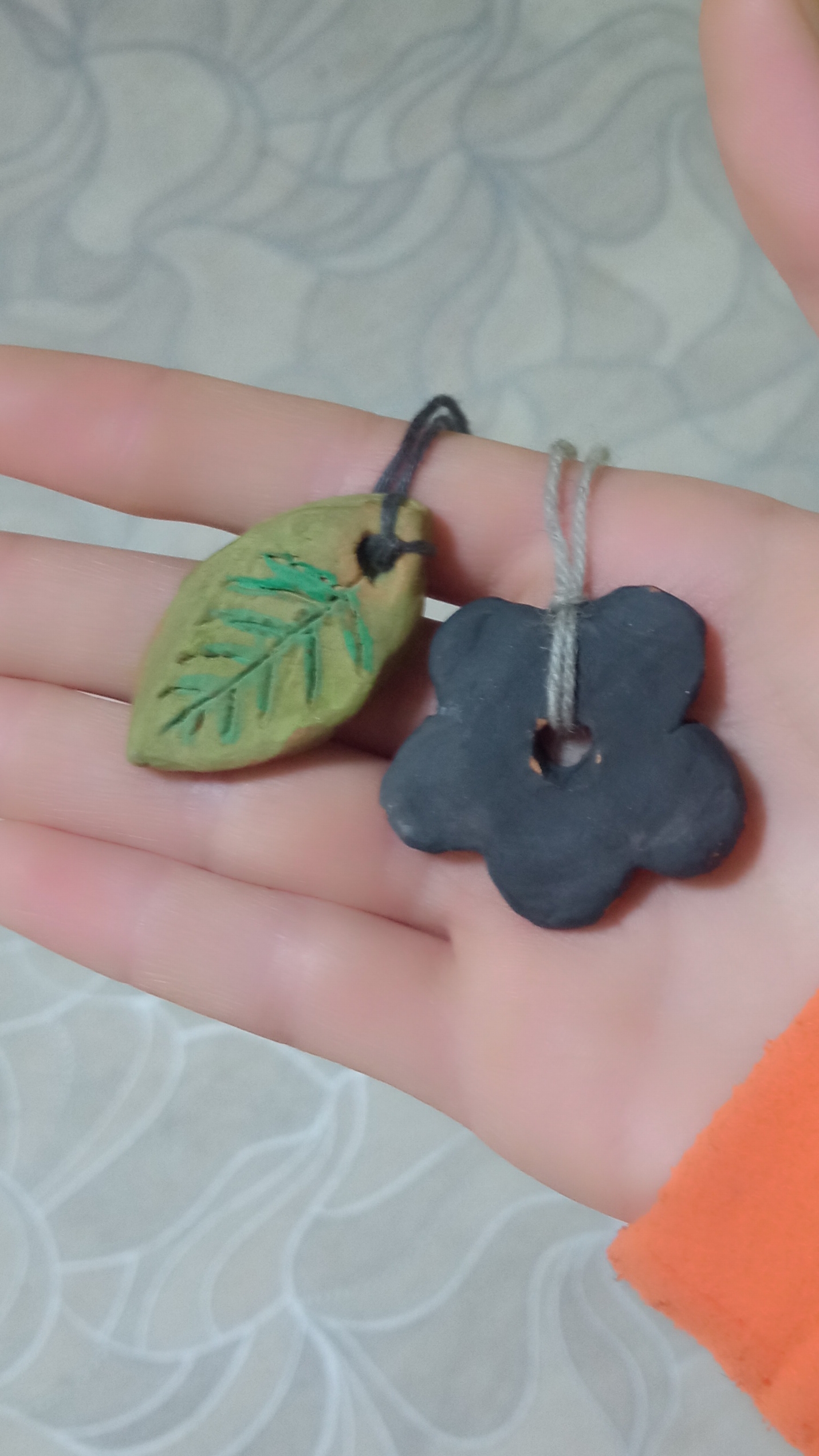 колоны, подвески, зелёный листочек и чёрный цветочек