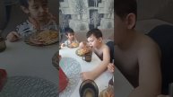 Внуки завтракают