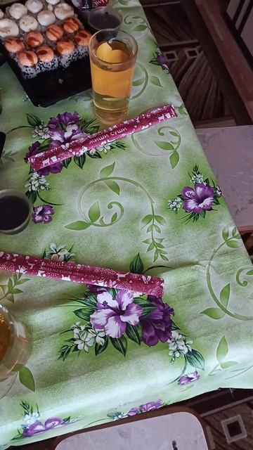 Заказали роллы на папин день рождения