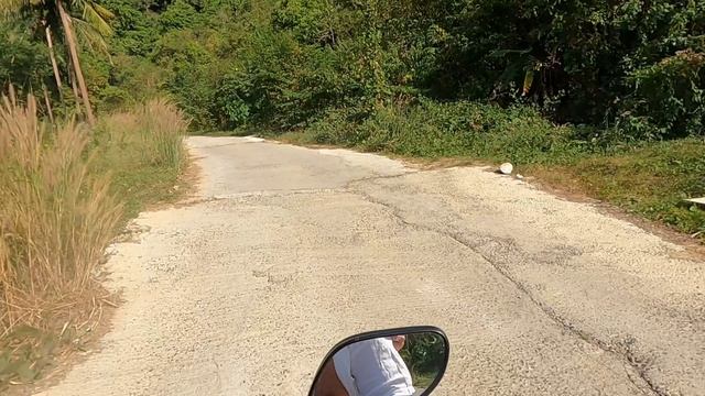 Самый " инстаграмный " пляж на острове, но с очень плохой дорогой с крутыми с пусками и подъёмами.