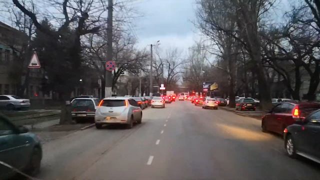 Как пропускают скорую помощь в Одессе. Украина! Респект, в Одессе пропускают скорую, как в Германии