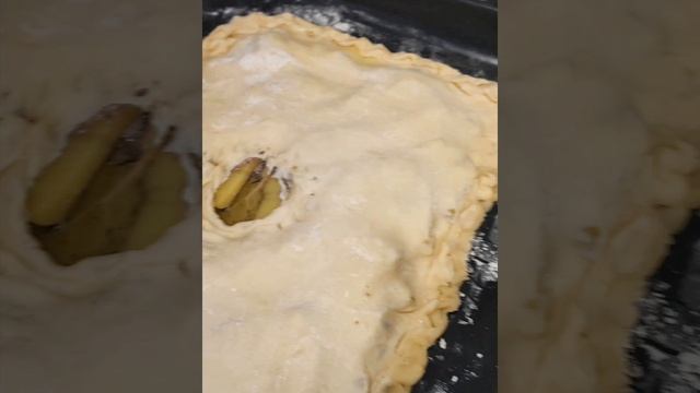 Пирог  из слоёного теста с картофелем и рыбкой.