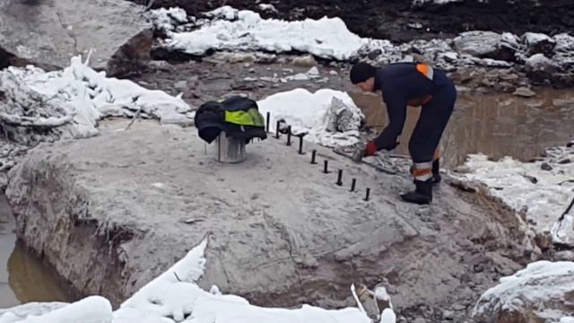 Разрушение валунов клиньями.