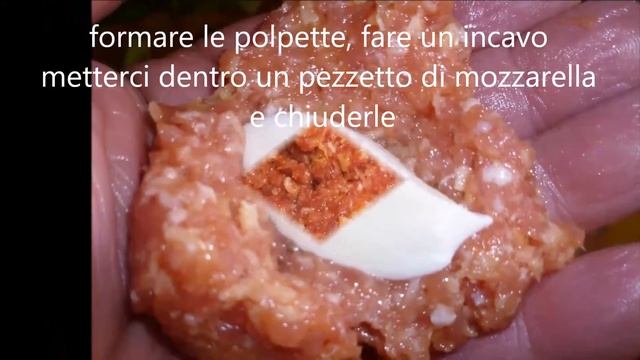 Involtini di lattuga con polpette ripiene di mozzarella