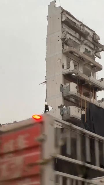 Интересно, какая зарплата у этого смелого парня.