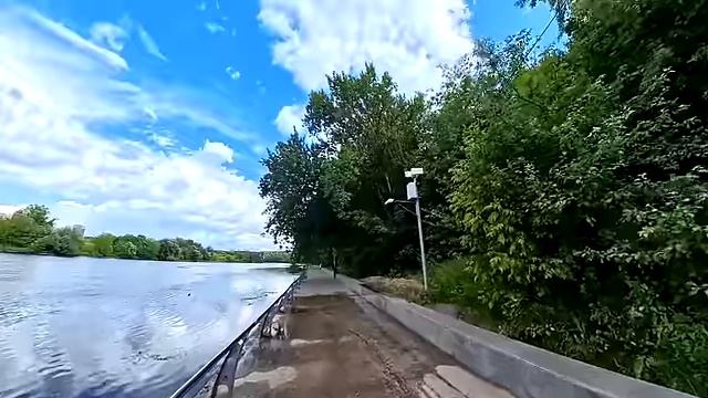 Посудомойщице пришлось взять дочку на смену во время переговоров… Но едва услышав французскую речь…