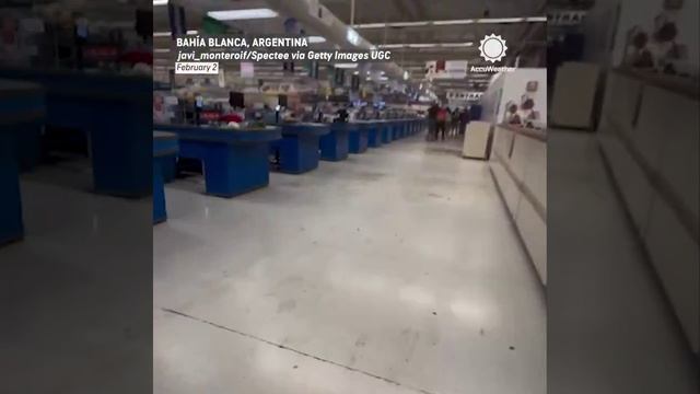 Крупный град пробил крышу в здании супермаркета в Баия-Бланка (Буэнос-Айрес, Аргентина, 2.02.2025).