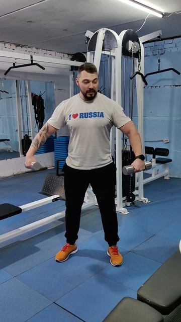 Круговые махи гантелей стоя