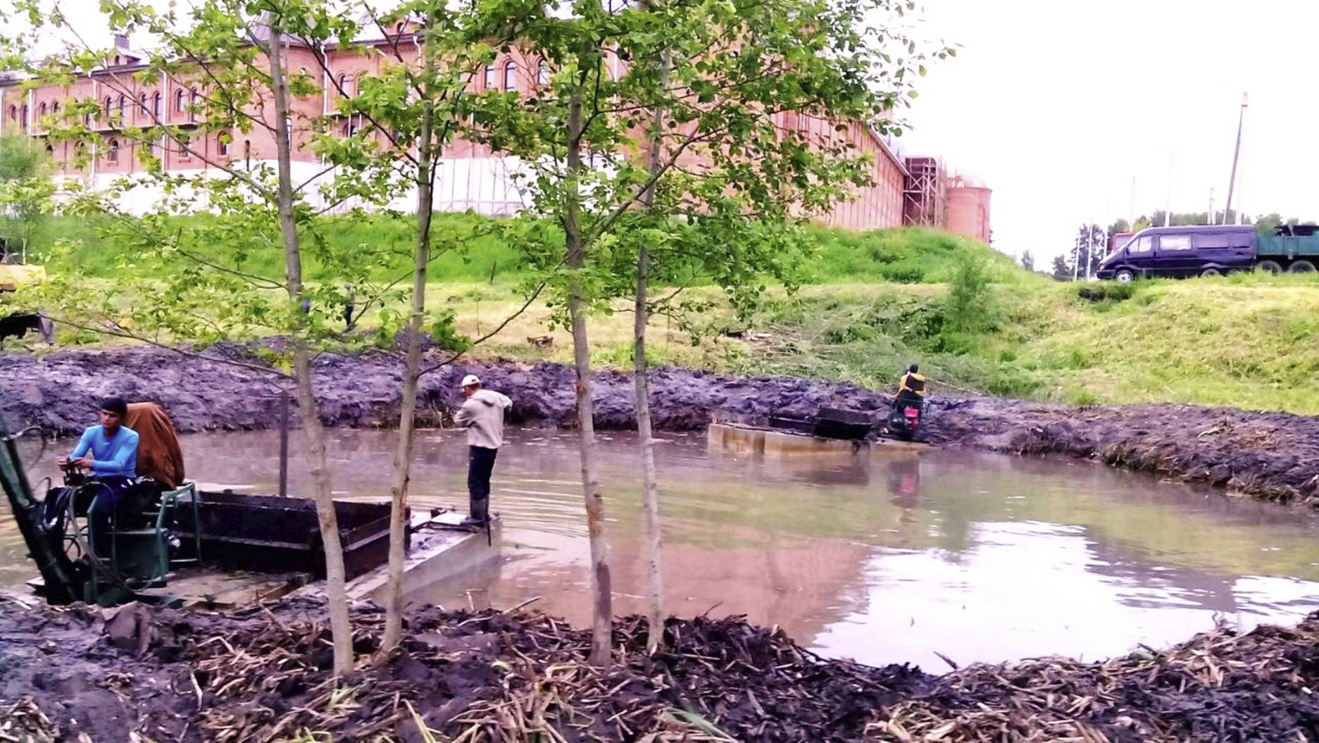 Каскад прудов в Николо-Сольбинском женском монастыре. Очистка плавающими экскаваторами