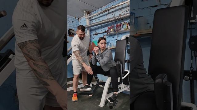 Разведения ног в тренажёре