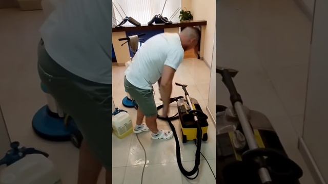 Чистка напольной плитки в турагентстве