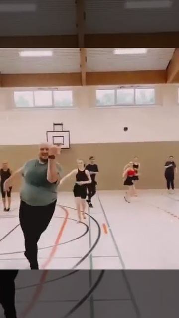 Грация пышных мужчин, дамы!