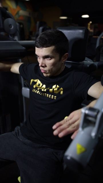 Отведение рук в тренажере сидя