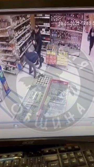 В Саратове мужчина поймал и обезвредил магазинного воришку.