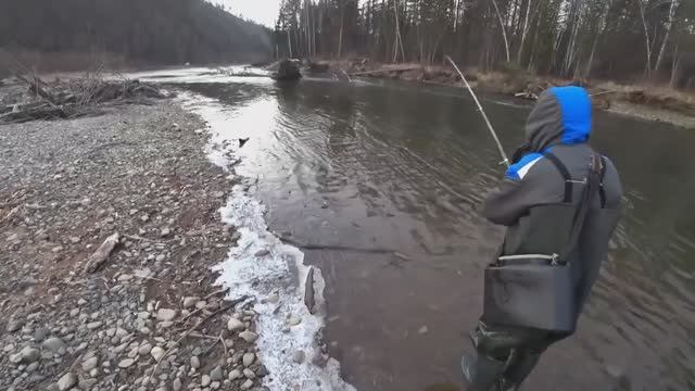 ЛОВЛЯ Крупного ХАРИУСА по ЗАБЕРЕГАМ  и Шуге_ Ноябрь _ ДИКАЯ река в Хакасии!!!