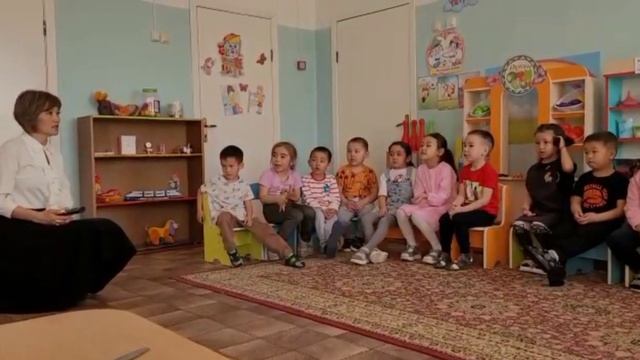 Кіріктірілген іс- əрекет. Саққұлақтың анасына арнап дəстүрден тыс гүлдің суретін салу