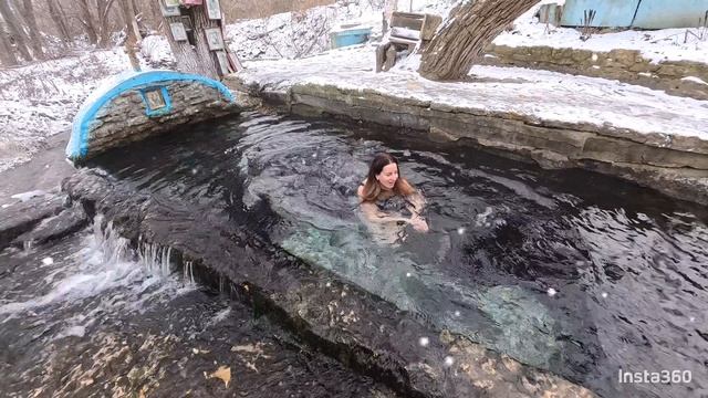 Купаюсь в ледяном источнике
