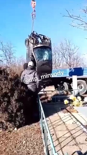 На Ставрополье водителя с трассы занесло на кладбище