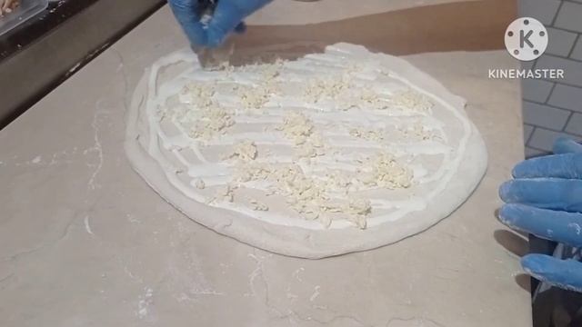 Пицца Бьянка с беконом, артишоками, черри и соусом крем бальзамик