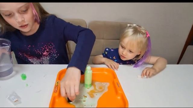 Катя и Ксюша  делают   взрывные опыты 💣💥