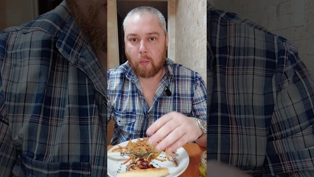 Хаваю в воскресный ужин вок из фунчёзы с курицей, пиццу барбекю и жареные крылышки. Мукбанг, обжор.