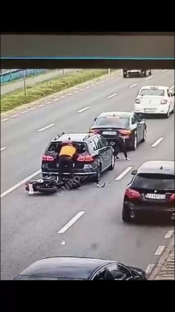 В мире животных не бывает такое..
Авария мотоцикл догнал