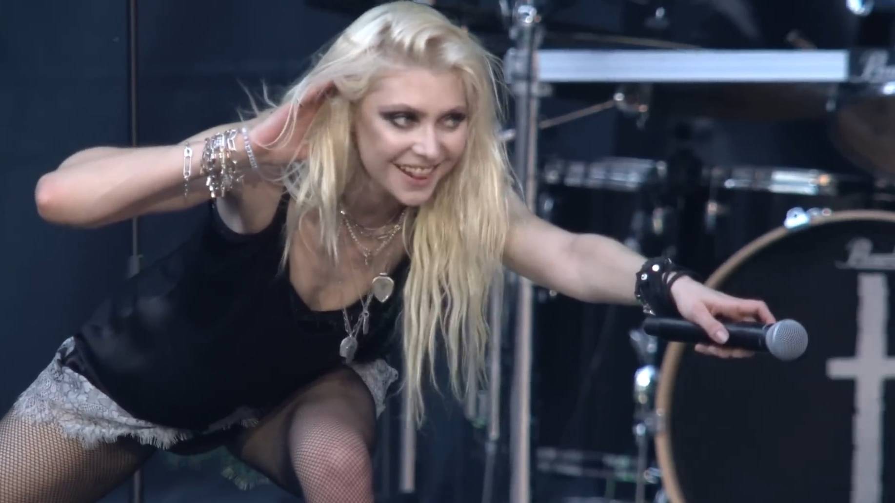 The Pretty Reckless - Witches Burn - Bat Performance (Live In Spain) (HD)