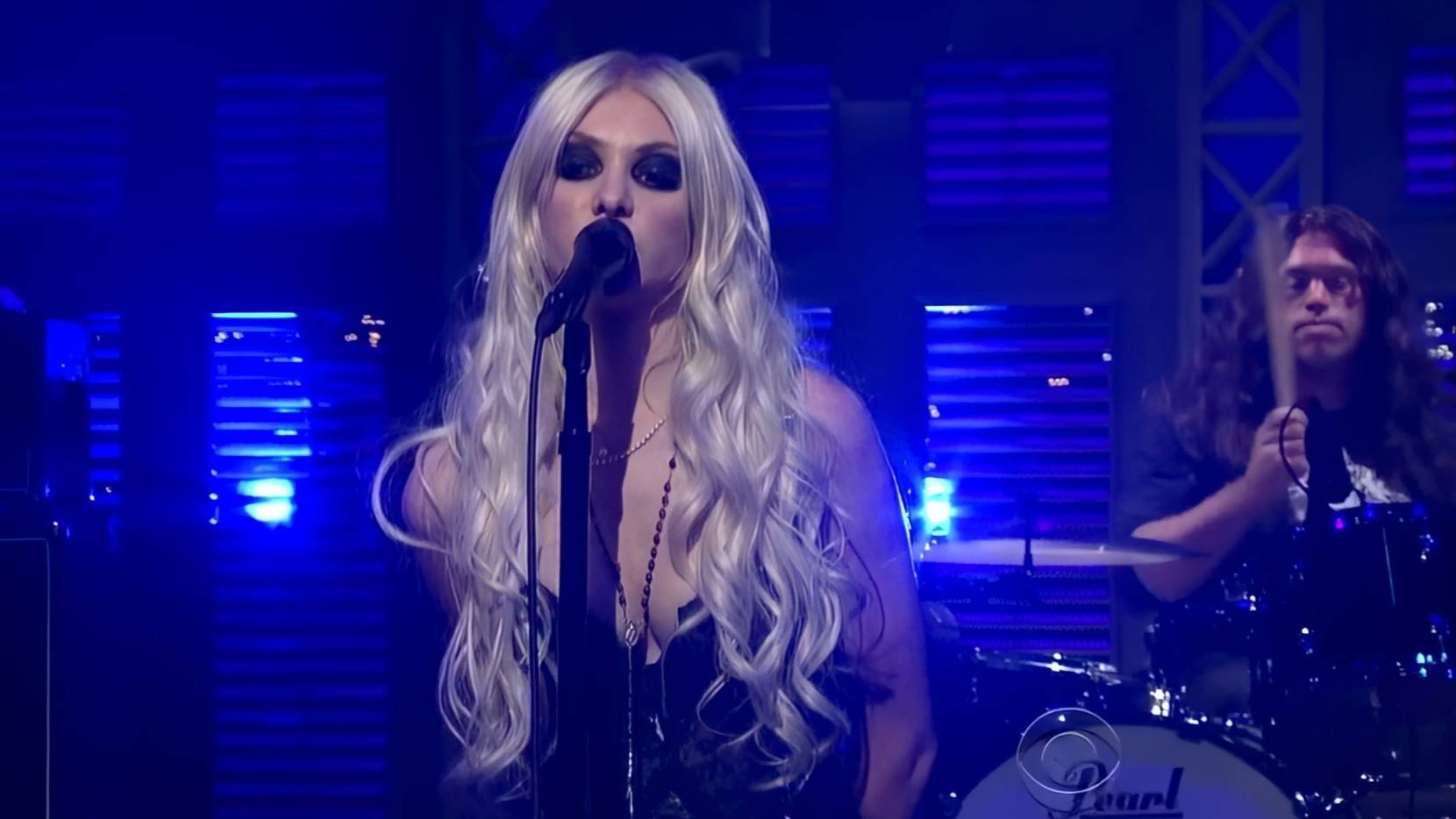 The Pretty Reckless - Make Me Wanna Die (Late Night Show with David Letterman 2010) (HD)