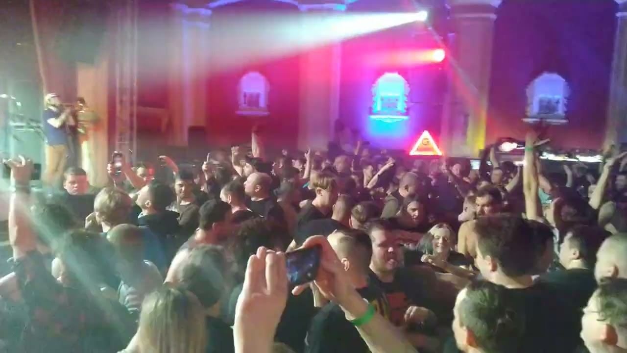 Звук   говно, пиво дорогое.  Голос Омерики live short
