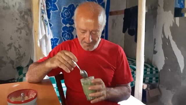 Смузи из местных бурьянов, которые пищат)))