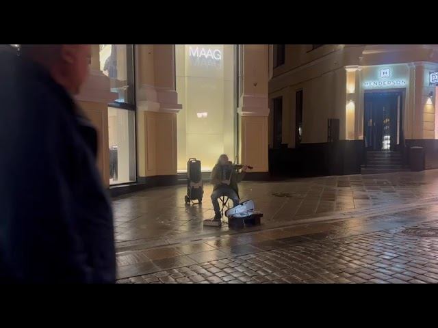 Кружит земля как в детстве карусель. Скрипач на улице Москвы