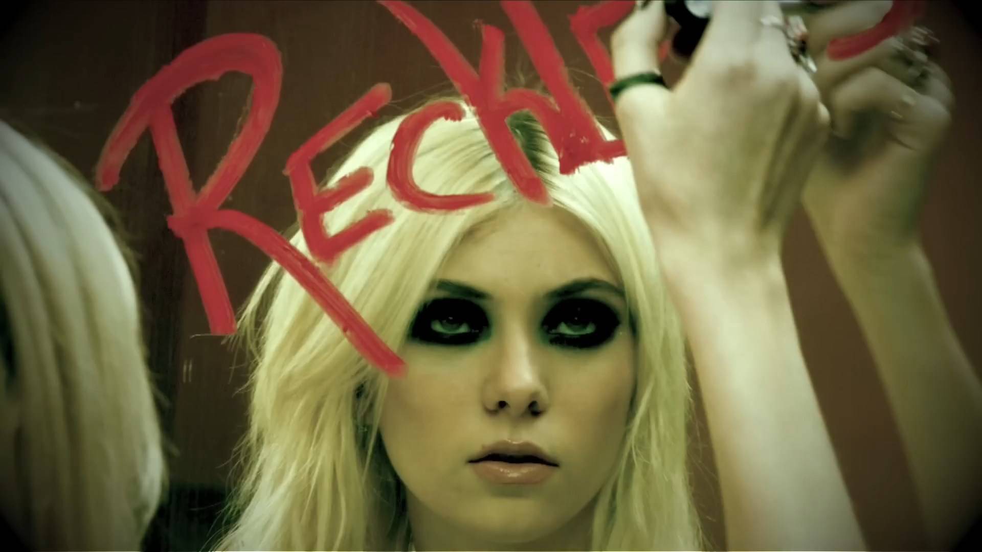 The Pretty Reckless - Make Me Wanna Die (HD)