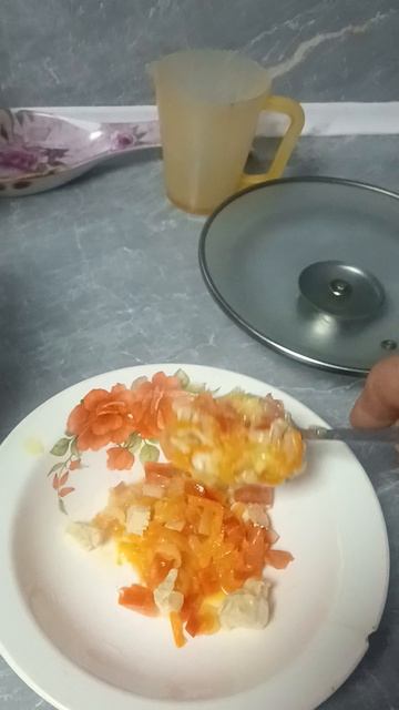 Куриные грудки и перец болгарский и помидорами