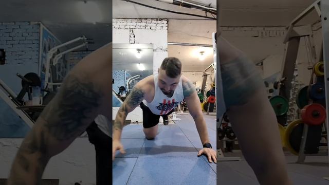 Отжимания с поворотом корпуса