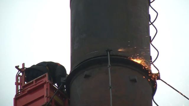 Демонтаж металлической трубы. Резка металла на высоте.