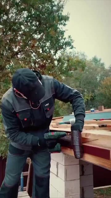 Монтаж капельника и карнизной ленты на двускатной крыше.