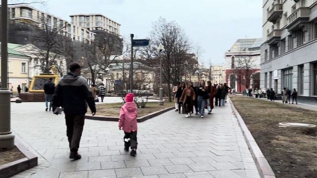 Мне довелось прогуляться по этой невероятной улице в вечерней Москве