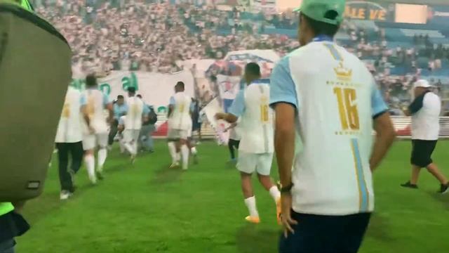 Alianza FC celebra con su afición en el estadio Cuscatlán