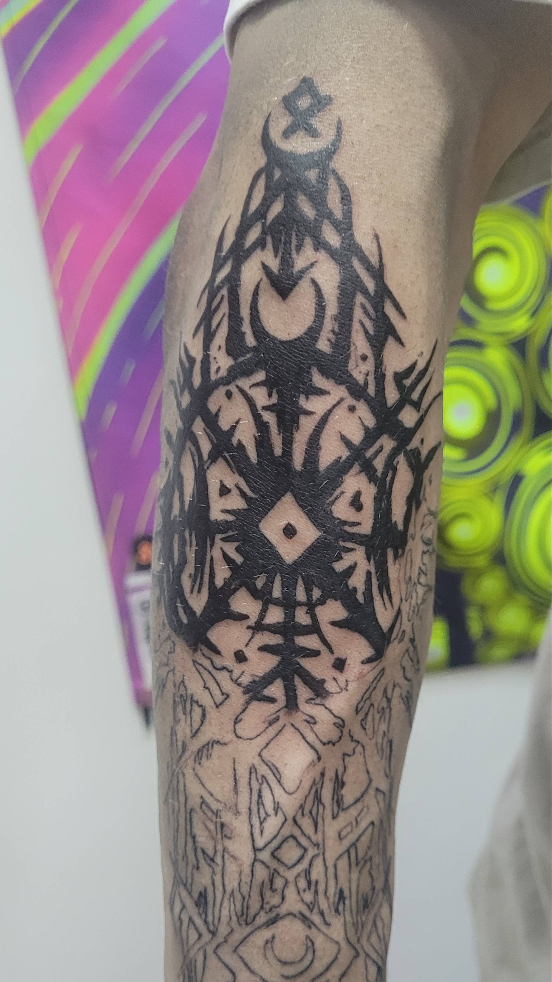 Тату в процессе нанесения.
Наружная сторона предплечья.
Руна Одал с узорами.