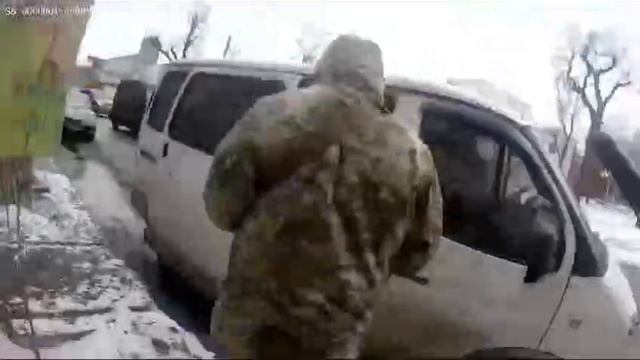 Мужик попал под машину пытаясь убежать от украинских военкомов