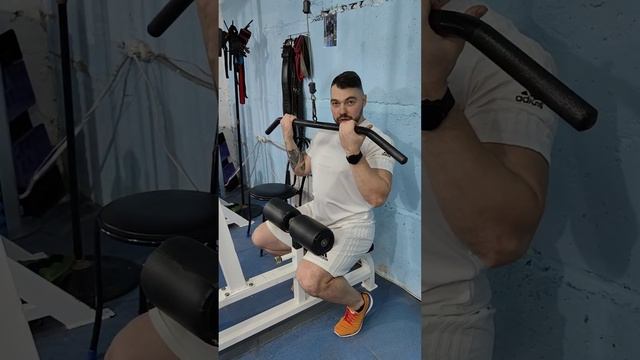 Тяга вертикальная блока ладонями к себе средним хватом