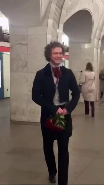🌹Номинант на Оскар Юрий Борисов сегодня дарит розы в московском метро на станции Пушкинская🌹
