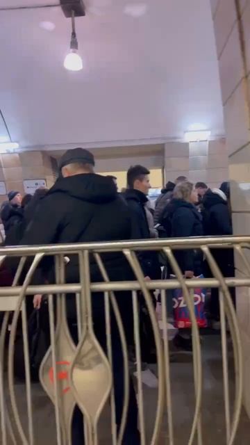 🚇На серой ветке нет движения поездов от «Серпуховской» до «Южной» — на станциях толпа народу🚇
