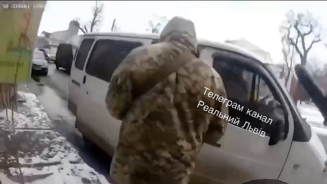 В Львове мужик решил убежать от ТЦКшников и попал под колёса машины. Но даже это его не остановил...
