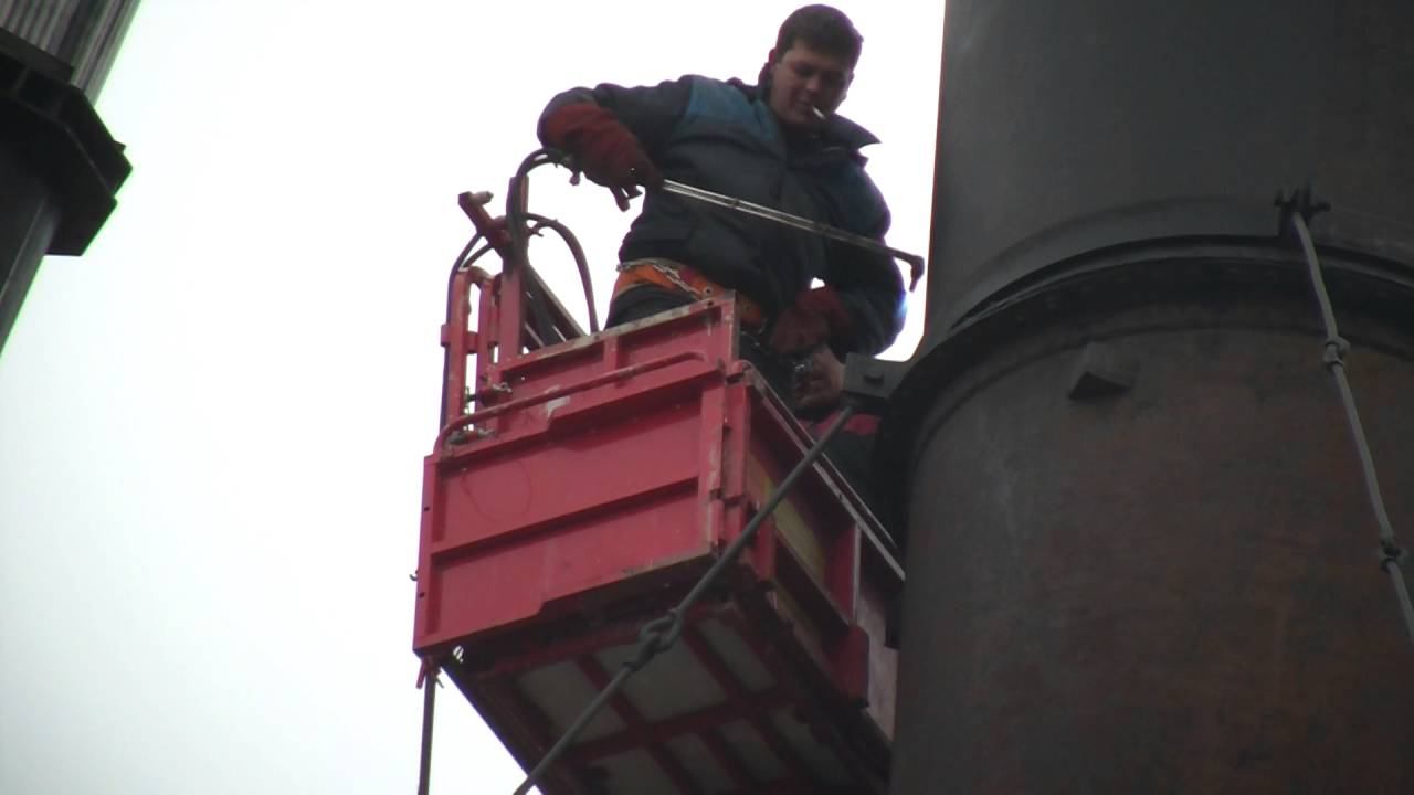 Демонтаж металлической трубы. Резка металла на высоте.